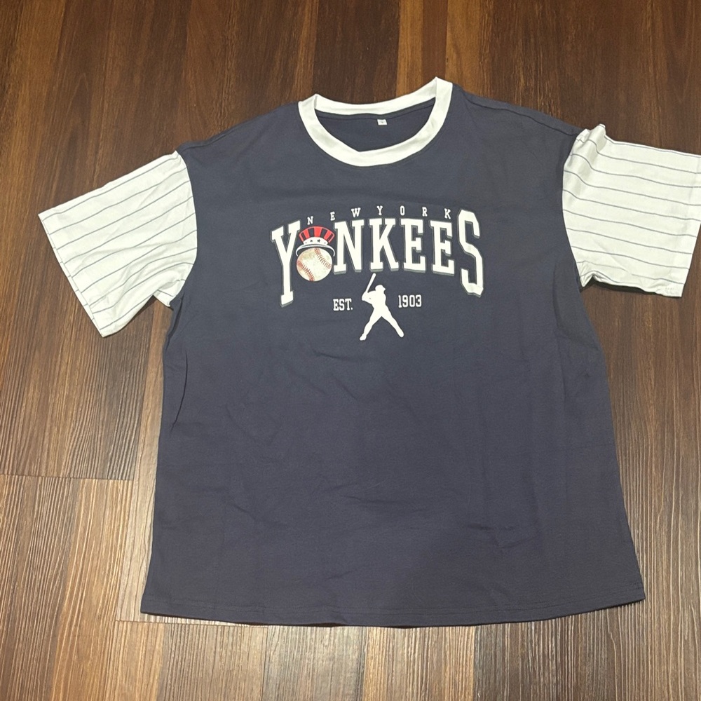 NEW Women’s New York Yankees baseball T-shirt top size Large blue pinstripe